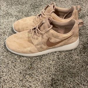 Women’s Nike tennis shoes